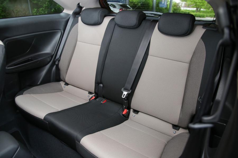  Hyundai i20 Coupe 2015 года  (фото 23 из 30)